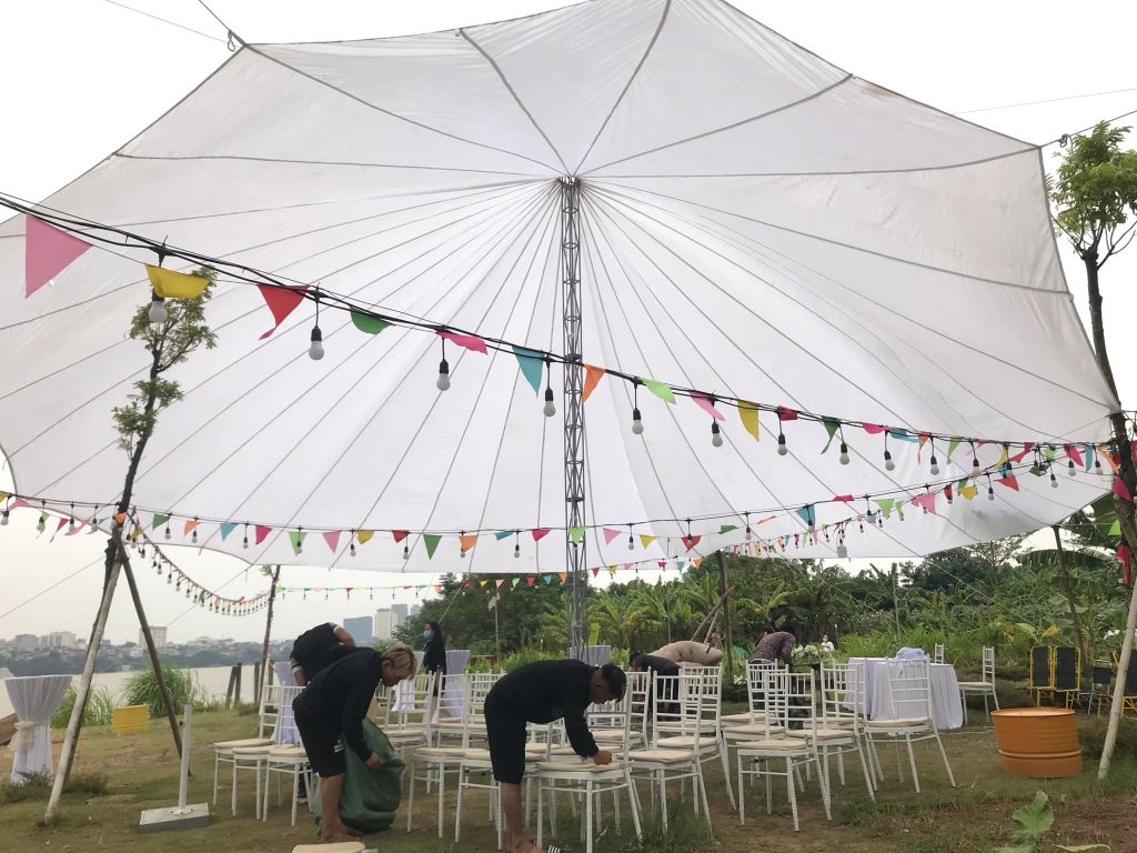 Bố trí dù sự kiện cho tiệc cưới ngoài trời Bố trí dù sự kiện cho tiệc cưới ngoài trời