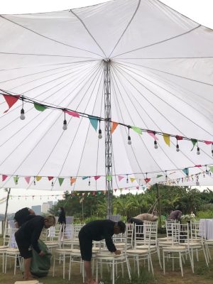 Bố trí dù sự kiện cho tiệc cưới ngoài trời