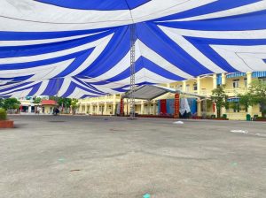 Dù che sự kiện sân trường học ngoài trời tại Đà Lạt