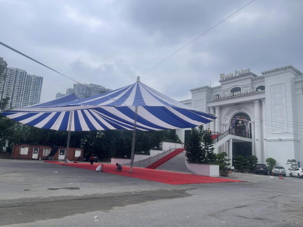 Dù hai trụ sự kiện (2 đỉnh) hai chóp che nắng hội nghị Dù hai trụ sự kiện (2 đỉnh) hai chóp che nắng hội nghị