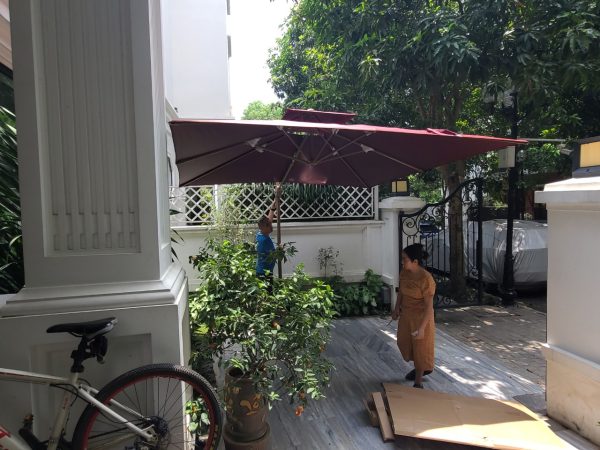Ô dù lệch tâm vuông hệ nâng hạ màu đỏ