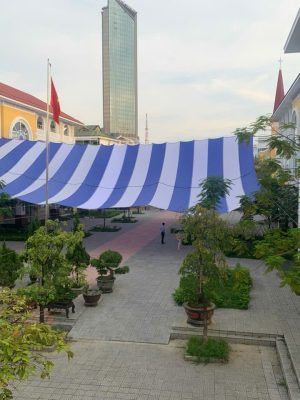 Dù che sự kiện không trụ che sân trường
