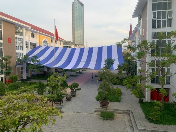 Dù che sự kiện không trụ che sân trường