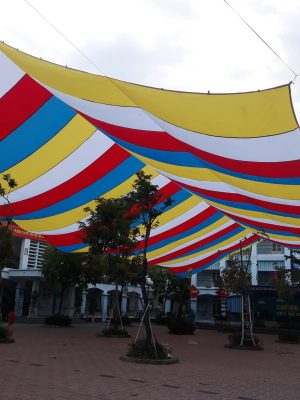 Dù che sự kiện không trụ che sân trường