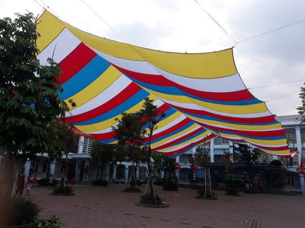 Dù che sự kiện không trụ che sân trường