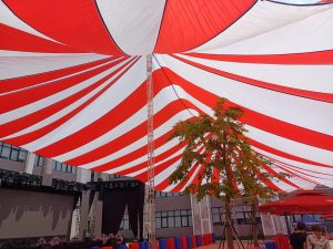 Dù che sự kiện sân trường học ở Lâm Đồng