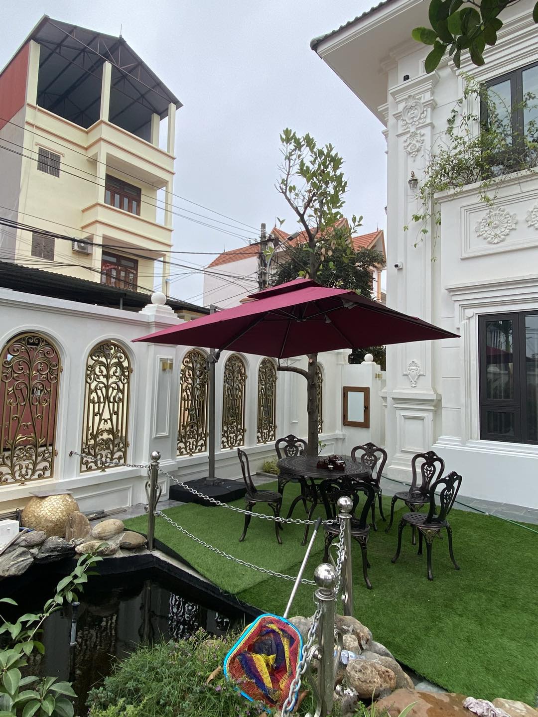 Ô dù lệch tâm vuông hệ nâng hạ màu đỏ Ô dù lệch tâm vuông hệ nâng hạ màu đỏ