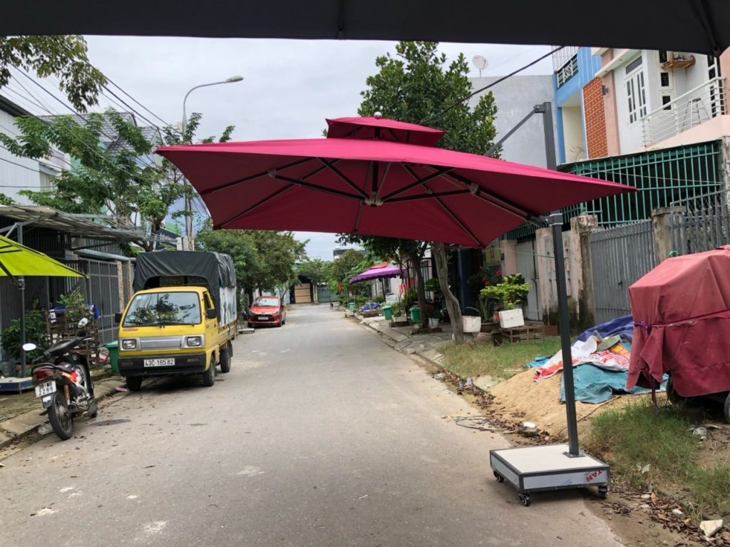 Ô dù lệch tâm có đèn 3x3m dạng thanh dài (đế nhựa đổ nước) Ô dù lệch tâm có đèn 3x3m dạng thanh dài (đế nhựa đổ nước)
