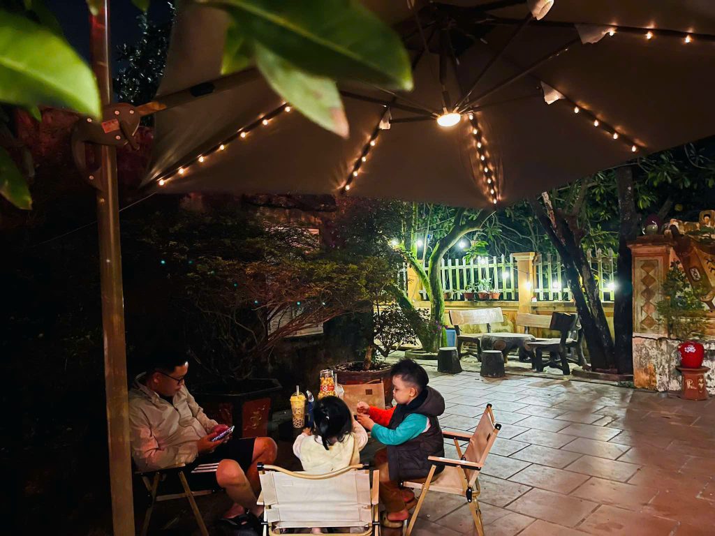 Ô dù che nắng có đèn Led che quán cafe Hà Nội