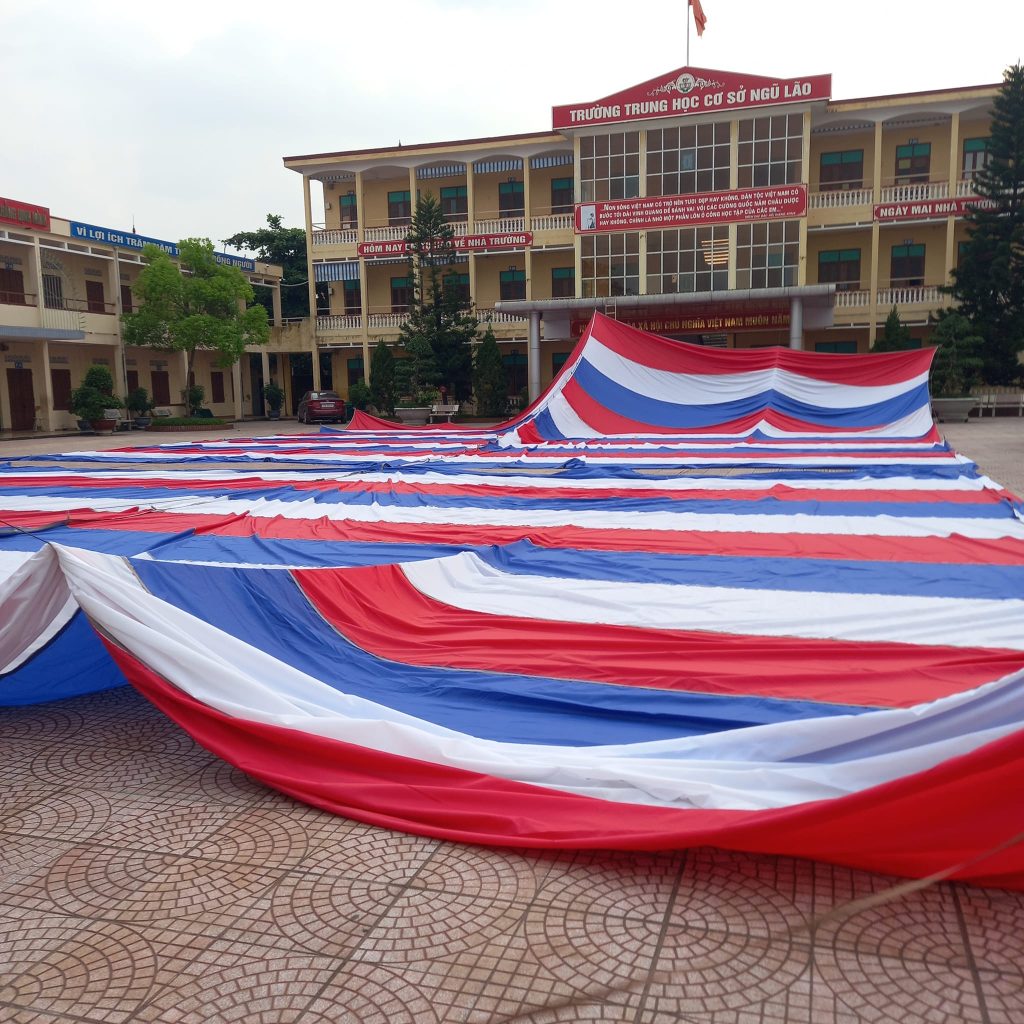 Lắp đặt dù che nắng sân trường hcoj ở TPHCM