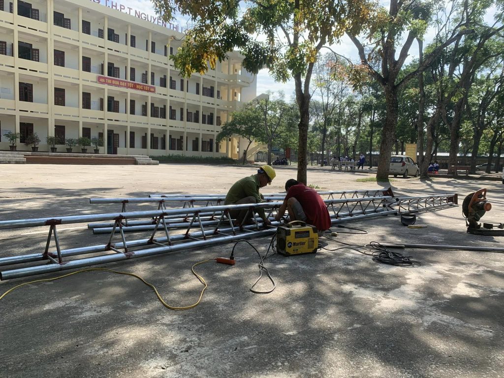 Tiến hành lắp đặt sắp xếp cột trụ Tiến hành lắp đặt sắp xếp cột trụ