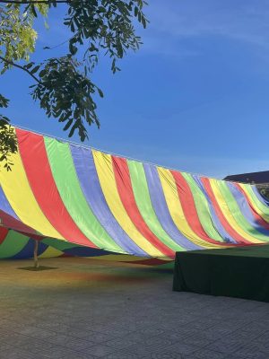 Dù che sự kiện sân trường học ngoài trời tại Đà Lạt