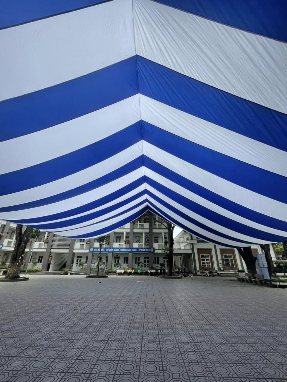 Dù che nắng sự kiện sân trường học ngoài trời ở Gia Lai