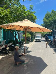 Ô dù che nắng chính tâm cán gỗ 3m (màu trắng) Ô dù che nắng chính tâm cán gỗ 3m (màu trắng)