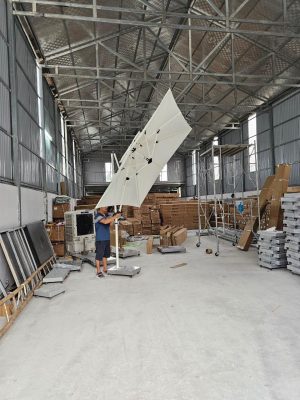 Dù lệch tâm vuông hợp kim nhôm xoay 360 màu trắng