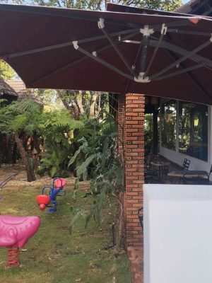 Mẫu Ô dù lệch tâm vuông hệ nâng hạ màu đỏ đẹp