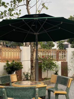 Ô dù lệch tâm tròn hợp kim xoay 360 (màu xanh) che quán cafe