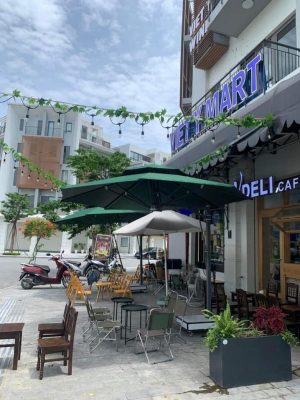Ô dù lệch tâm tròn hợp kim xoay 360 (màu xanh) che quán cafe