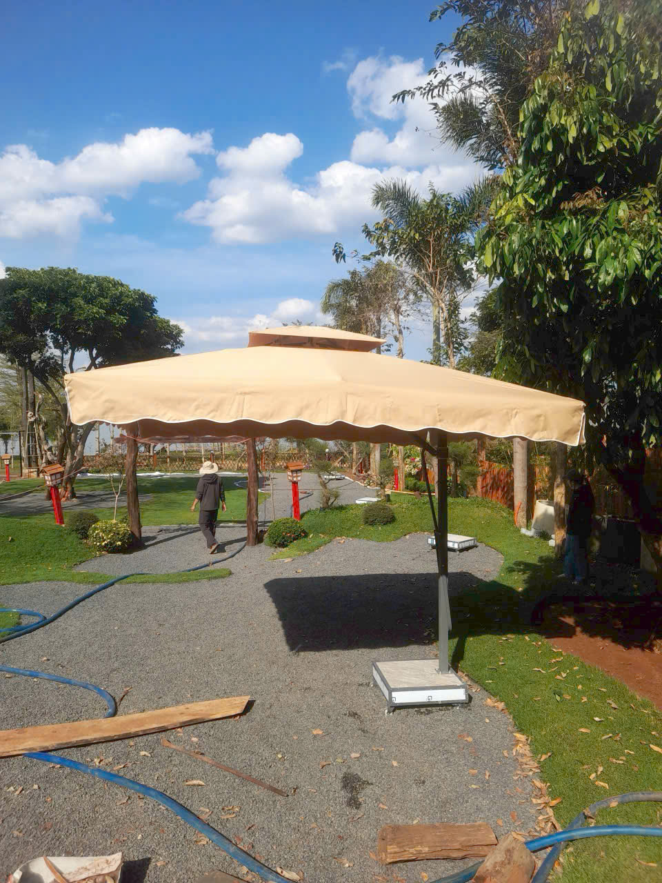 Ô dù lệch tâm vuông 3mx3m có mái rủ (bèo)